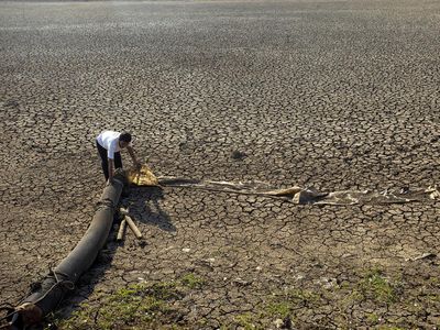 Giliran Waduk di Indramayu Mengering