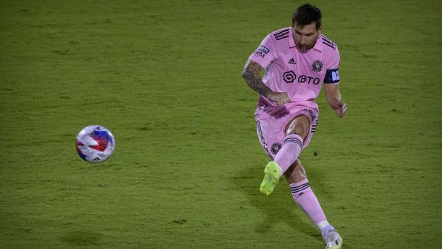 FC Dallas vs Inter Miami di 16 Besar Leagues Cup 2023 Aug 6, 2023; Frisco, TX, USA; Inter Miami forward Lionel Messi (10) scores a goal on a free kick FC Dallas during the second half at Toyota Stadium. Mandatory Credit: Jerome Miron-USA TODAY Sports