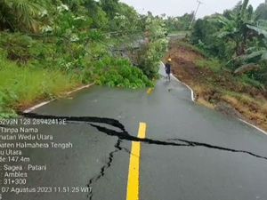 Jalan Trans Halmahera di Halteng Ambles gegara Banjir