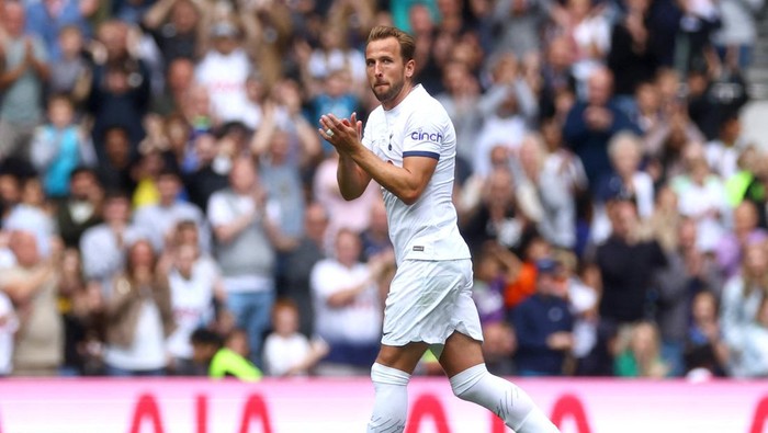 Soccer Football - Pre Season Friendly - Tottenham Hotspur v Shakhtar Donetsk - Tottenham Hotspur Stadium, London, Britain - August 6, 2023  Tottenham Hotspurs Harry Kane applauds fans after he was substituted REUTERS/Paul Childs