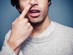 Maaf Nih, Ada Kabar Tak Enak soal COVID-19 Buat yang Suka Ngupil