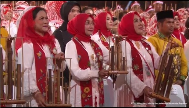 Iriana Jokowi ikut main angklung