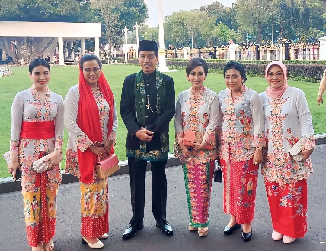 Putri Kus Wisnu Wardani (ketiga dari kanan)