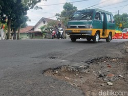 Hati-hati! Jalan Pahlawan Berlubang dan Trotoar Rusak