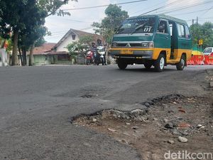 Hati-hati! Jalan Pahlawan Berlubang dan Trotoar Rusak Hati-hati! Jalan Pahlawan Berlubang dan Trotoar Rusak