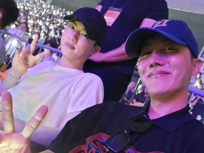 7 Foto Jin dan J-Hope di Konser Suga BTS, Makin Tampan, Ambil Cuti Wamil