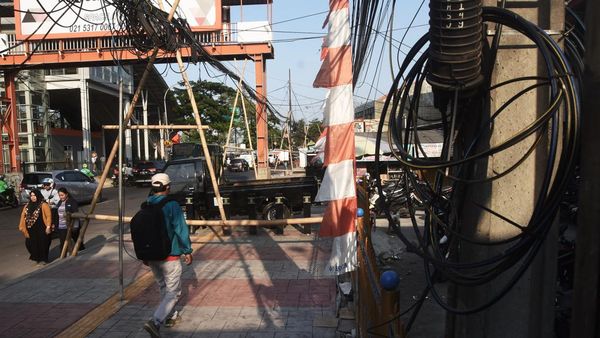 Nggak Cuma di Jakarta, Kabel Semrawut juga Ada di Bekasi, Hati-hati!