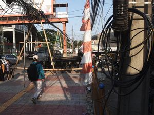 Nggak Cuma di Jakarta, Kabel Semrawut juga Ada di Bekasi, Hati-hati! Nggak Cuma di Jakarta, Kabel Semrawut juga Ada di Bekasi, Hati-hati!