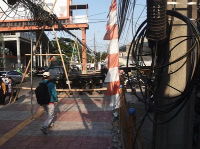 Nggak Cuma di Jakarta, Kabel Semrawut juga Ada di Bekasi, Hati-hati!