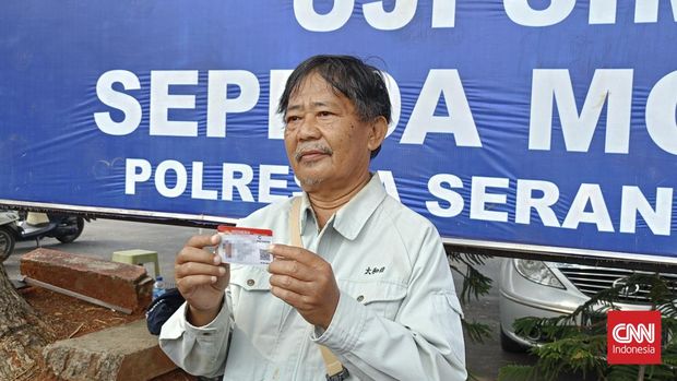 Muharam, pria berusia 63 tahun, saat mengikuti praktek SIM di Satlantas Polresta Serkot, Kota Serang, Banten, Senin (07/08/2023).