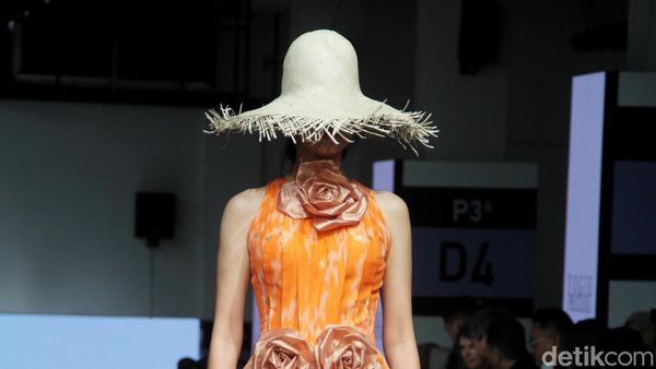 8 Koleksi Busana Modern dari Kain Tenun Sambas Karya Yogie Pratama