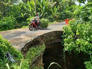 Jalan Amblas di Kaliakah Makin Parah, Kapan Diperbaiki? Jalan Amblas di Kaliakah Makin Parah, Kapan Diperbaiki?