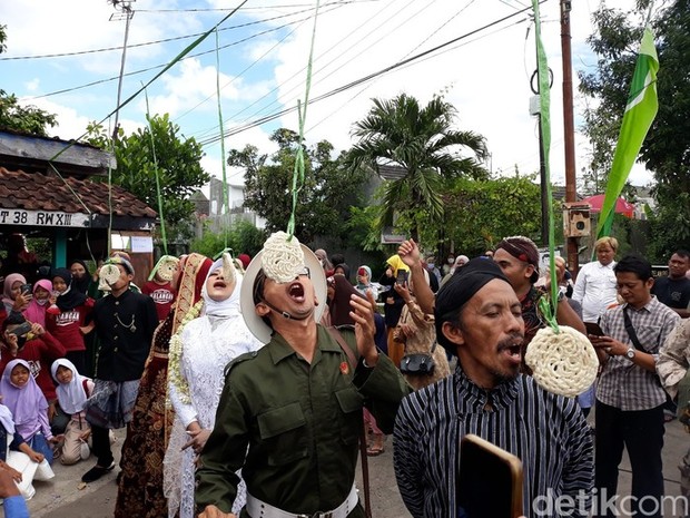 Lomba Makan Kerupuk/Foto: Detik Edu Lomba Makan Kerupuk