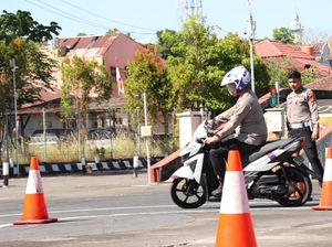 Kapolrestabes Makassar Jajal Ujian SIM C di Lintasan S Pengganti Sirkuit 8
