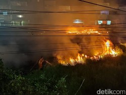 Lahan Kosong di Depan Mtos Makassar Terbakar