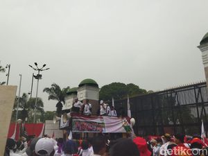 Demo di DPR, Honorer Lintas Profesi Tuntut Diangkat Jadi ASN Tanpa Tes