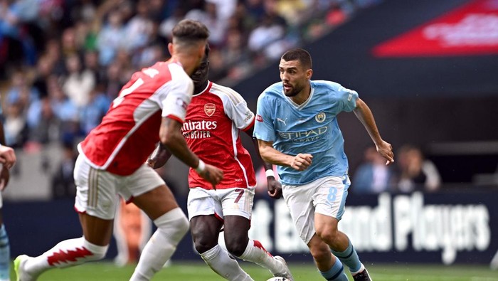 Soccer Football - Community Shield - Manchester City v Arsenal - Wembley Stadium, London, Britain - August 6, 2023  Manchester Citys Mateo Kovacic in action with Arsenals Bukayo Saka REUTERS/Dylan Martinez