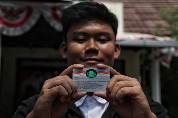 Melihat Ujian Praktik SIM Rute S Rute cobaan praktik SIM sepeda motor sudah diubah dari zigzag dan 8 menjadi rute S. Begini situasi cobaan tes SIM lintasan letter S.