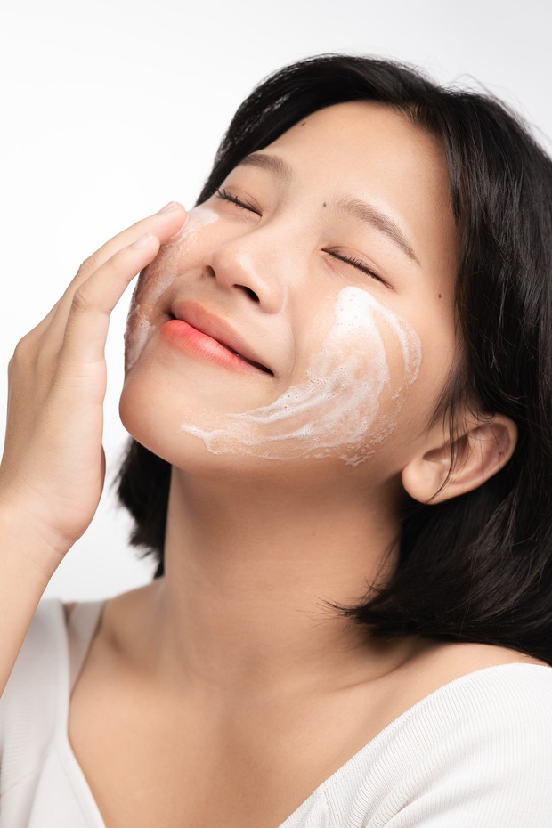 Mencuci wajah dengan cleanser / Foto: pexels.com/Moni Rathnak
