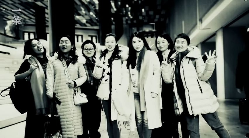 Potret tujuh orang sahabat asal Cina yang membeli rumah bersama untuk mereka tinggali.