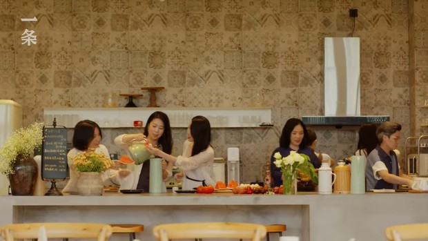 Potret tujuh orang sahabat asal Cina yang membeli rumah untuk tinggal bersama.