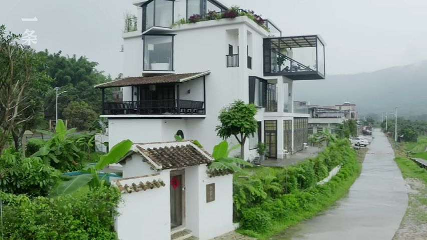 Potret rumah yang akan ditinggali oleh tujuh orang sahabat asal Cina.