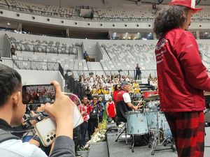 Momen Langka, Menteri Basuki Jadi Drumer Cokelat Mainkan Luka Lama Momen Langka, Menteri Basuki Jadi Drumer Cokelat Mainkan Luka Lama