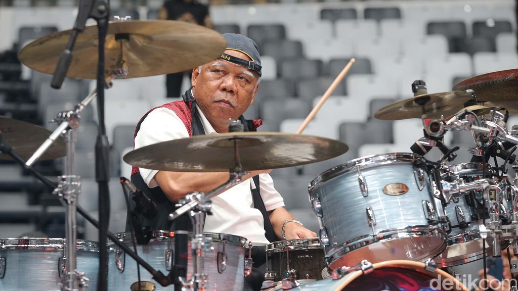 Momen Menteri Basuki jadi Drummer Cokelat di Indonesia Arena
