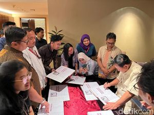 Momen Prabowo Tandatangani Buku Paradoks Indonesia Satu Per Satu di Transmedia