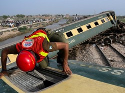 Pakistan Selidiki Sebab KA Tergelincir Tewaskan Puluhan Orang