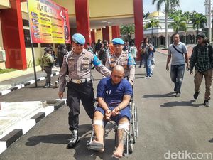 Wajah Lesu Begal di Bandung Usai Peluru Bersarang di Kakinya Wajah Lesu Begal di Bandung Usai Peluru Bersarang di Kakinya