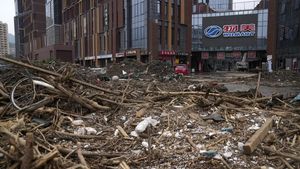 Penampakan Lumpur dan Puing Sisa Banjir di China