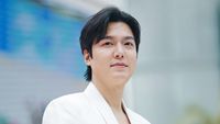 8 Foto Lee Min Ho Terlihat Chubby, Bersanding dengan Mario Maurer di Thailand