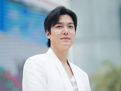 8 Foto Lee Min Ho Terlihat Chubby, Bersanding dengan Mario Maurer di Thailand