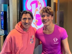 Pose PM Kanada Justin Trudeau dan Anaknya di Depan Poster Film Barbie