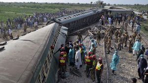 Potret 10 Gerbong Kereta Terbalik di Pakistan