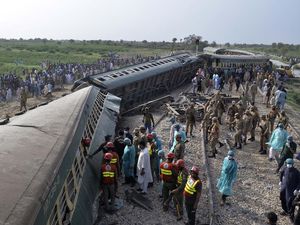Potret 10 Gerbong Kereta Terbalik di Pakistan