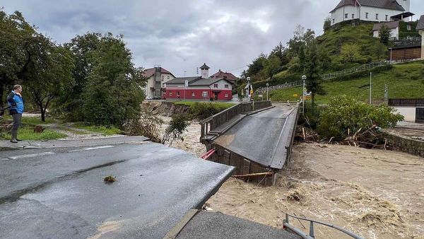 Potret Jembatan Putus Akibat Banjir di Slovenia