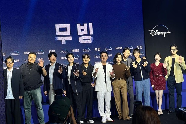 Potret sutradara bersama para pemeran drama Moving