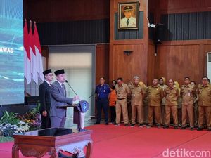 Walkot Eri Rotasi 189 Pejabat Surabaya: Saya Butuh Staf Ahli yang Garang! Walkot Eri Rotasi 189 Pejabat Surabaya: Saya Butuh Staf Ahli yang Garang!