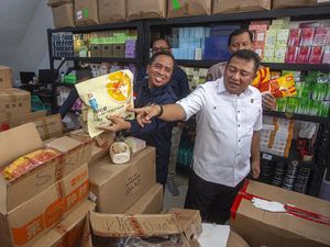 Ratusan Ribu Produk Kosmetik dan Pangan Olahan Impor Ilegal di Batam Disita! Ratusan Ribu Produk Kosmetik dan Pangan Olahan Impor Ilegal di Batam Disita!