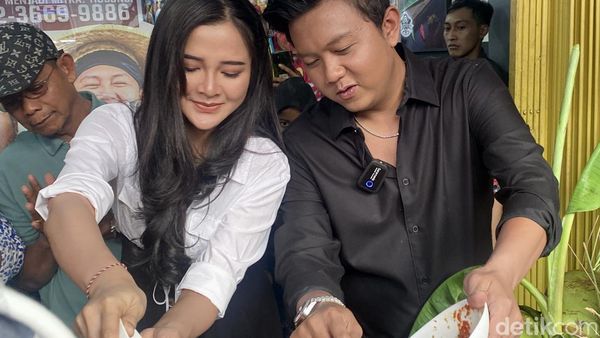 Romantisnya Denny Caknan dan Bella Bonita Saat Makan Soto Bareng