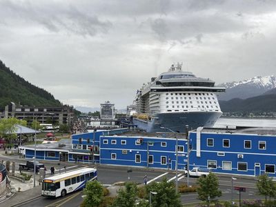 Ribuan Turis Banjiri Kota Juneau Alaska Untuk Nikmati Lanskap Gletser