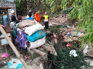 3 Titik Tanggul Sungai di Lamongan Sliding, Ancam Sejumlah Rumah Warga 3 Titik Tanggul Sungai di Lamongan Sliding, Ancam Sejumlah Rumah Warga