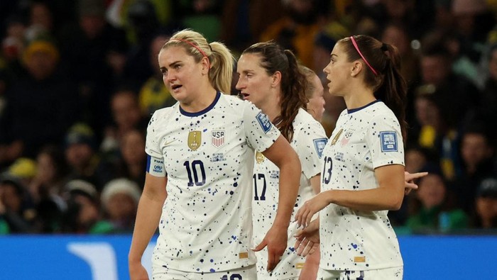 Soccer Football - FIFA Women’s World Cup Australia and New Zealand 2023 - Round of 16 - Sweden v United States - Melbourne Rectangular Stadium, Melbourne, Australia - August 6, 2023 Lindsey Horan, Alex Morgan and Andi Sullivan of the U.S. during the match REUTERS/Asanka Brendon Ratnayake