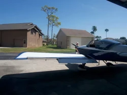 Bukan Mobil Mewah, Warga Perumahan Ini Parkir Pesawat Pribadi di Depan Rumah