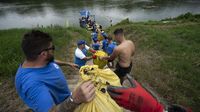 Aksi Relawan Bersihkan Sungai Hungaria dari Sampah Plastik