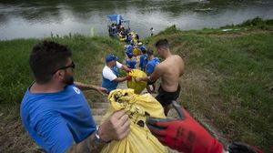 Aksi Relawan Bersihkan Sungai Hungaria dari Sampah Plastik