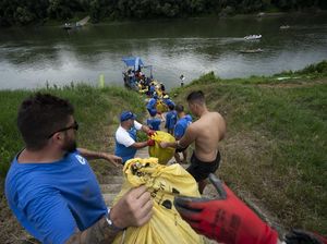 Aksi Relawan Bersihkan Sungai Hungaria dari Sampah Plastik