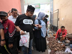 Anies Pakai Kaus Istriku Punya Suami Keren Saat Keliling Pasar Situbondo